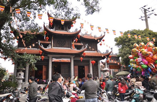 Chùa Thành vẫn hoạt động bình thường, mỗi ngày đón hàng nghìn lượt khách đến vãn cảnh chùa đầu năm .Ảnh: TL