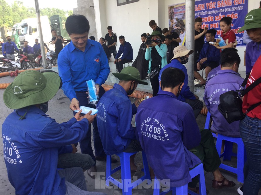 Anh Nguyễn Tuấn Nam, Bí thư tỉnh đoàn Lạng Sơn trao tặng khẩu trang cho đội ngũ bốc xếp tại cửa khẩu Hữu Nghị .Ảnh: Duy Chiến