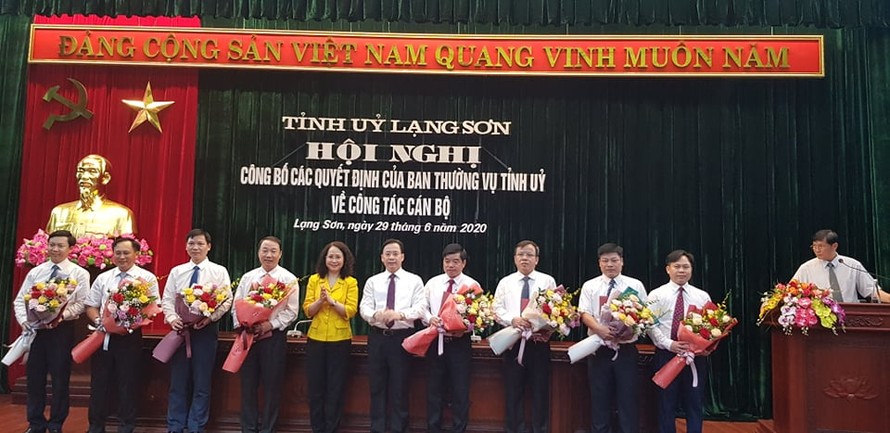 Một số cán bộ tỉnh Lạng Sơn được luân chuyển, bổ nhiệm giữ cương vị công tác mới nhận hoa chúc mừng của Lãnh đạo tỉnh Lạng Sơn .Ảnh: Duy Chiến