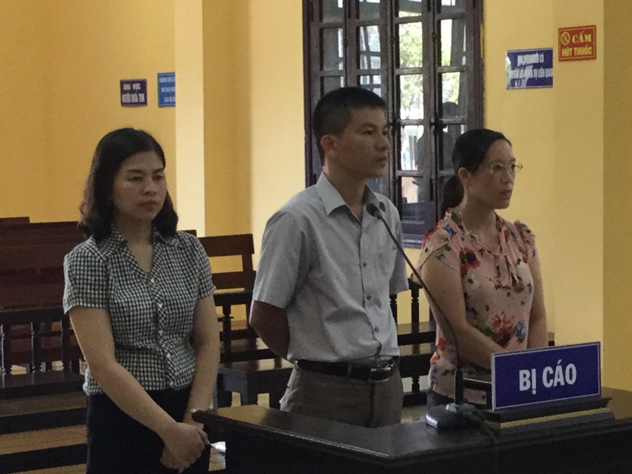 Ba bị cáo (trong đó có bà Thu, nguyên Phó chủ tịch huyện Cao Lộc, ngoài cùng bìa trái) hầu tòa .Ảnh: Duy Chiến