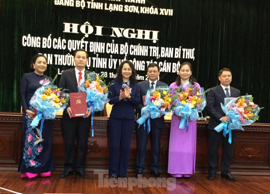 Các trưởng ban khối đảng thuộc Tỉnh ủy Lạng Sơn nhận quyết định và hoa của lãnh đạo tỉnh ủy Lạng Sơn .Ảnh: Duy Chiến 