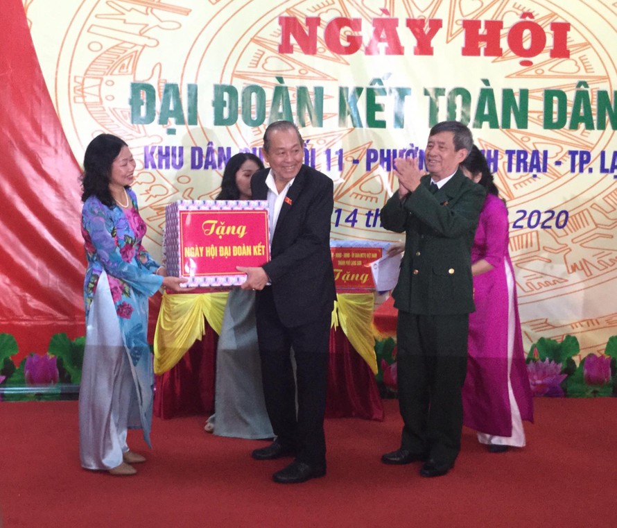 Phó thủ tướng Trương Hòa Bình (giữa) tặng quà cho nhân dân khối 11, phường Vĩnh Trại, TP Lạng Sơn .Ảnh: Duy Chiến 