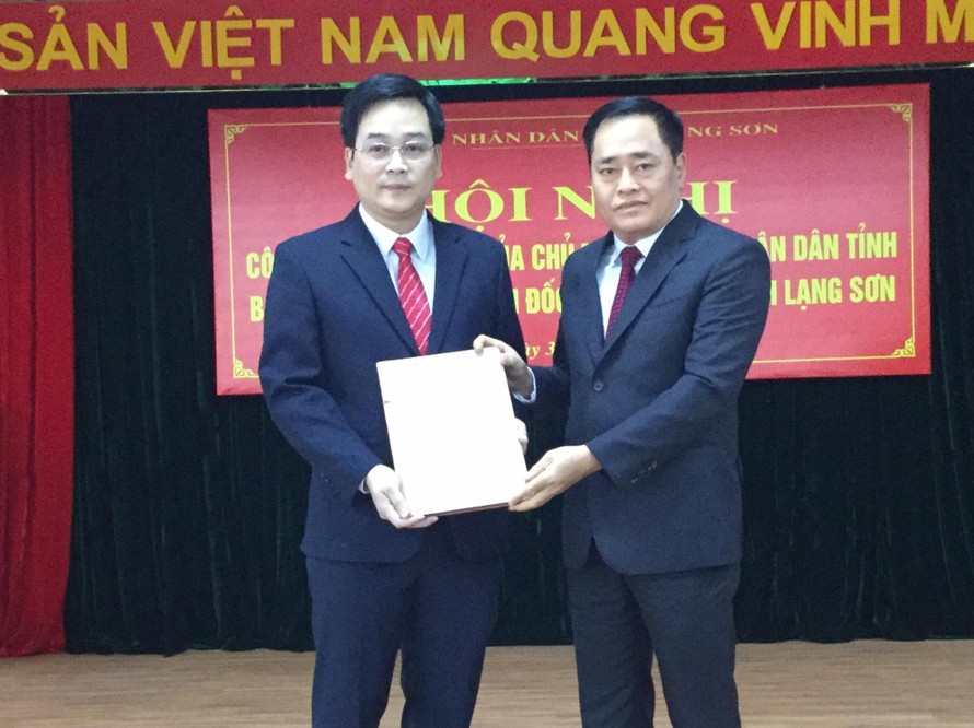 Tân giám đốc sở Tài chính Vũ Hoàng Quý (bìa trái) nhận quyết định từ lãnh đạo UBND tỉnh Lạng Sơn .Ảnh: Duy Chiến 
