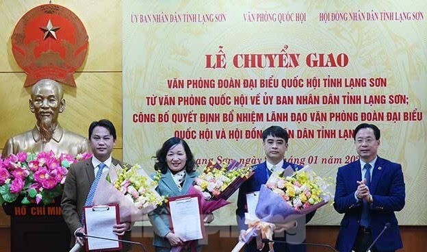 Ông Hoàng Văn Nghiệm, Phó bí thư TT Tỉnh ủy, Chủ tịch HĐND tỉnh (bìa phải, ngoài cùng) tặng hoa chúc mừng 3 tân Phó chánh VP đoàn đại biểu quốc hội và HĐND tỉnh Lạng Sơn .Ảnh: TL 