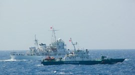Tàu cảnh sát biển 2013 của Việt Nam (màu đậm) vừa bị hư hại do tàu Trung Quốc đâm. Ảnh: Thanh Niên