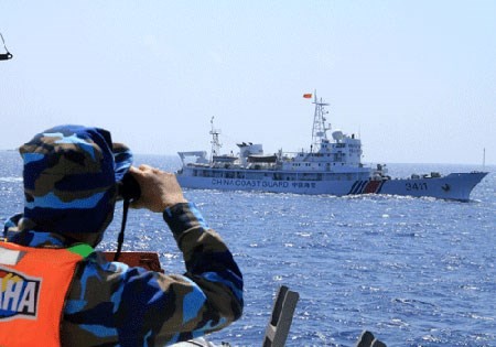 Nhiều tàu của Trung Quốc tiến sát tàu Cảnh sát biển Việt Nam.