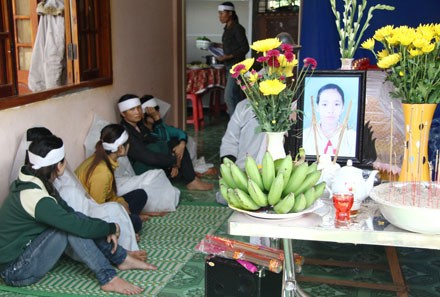 Gia đình tổ chức tang lễ cho mẹ con chị Khuyên 