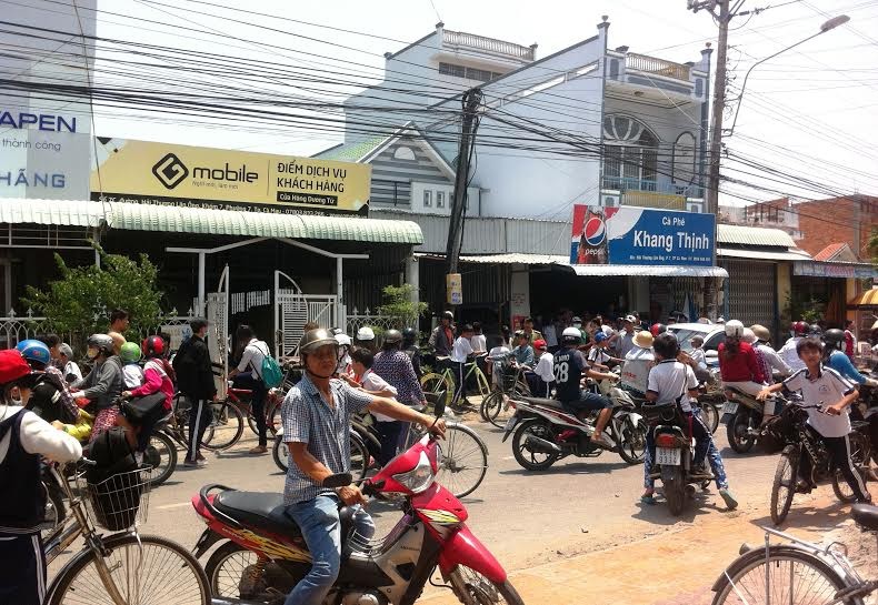 Cha mẹ, người đi đường và học sinh hoảng loạn trước việc nữ sinh gọi băng nhóm giải quyết mâu thuẫn trước cổng trường THCS phường 7 (TP Cà Mau) 