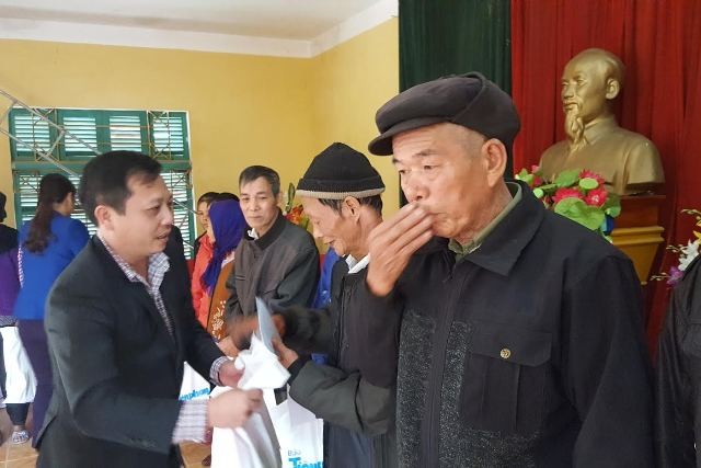 Ông Vũ Quốc Thịnh thay mặt đoàn công tác trao quà cho các hộ nghèo xã Ninh Lai, huyện Sơn Dương, Tuyên Quang. Ảnh Lê Việt