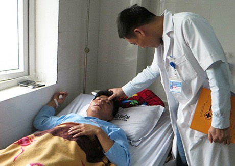 Thầy giáo ở Nghệ An bị đánh dập sống mũi vì tát học sinh. Ảnh:CTV 