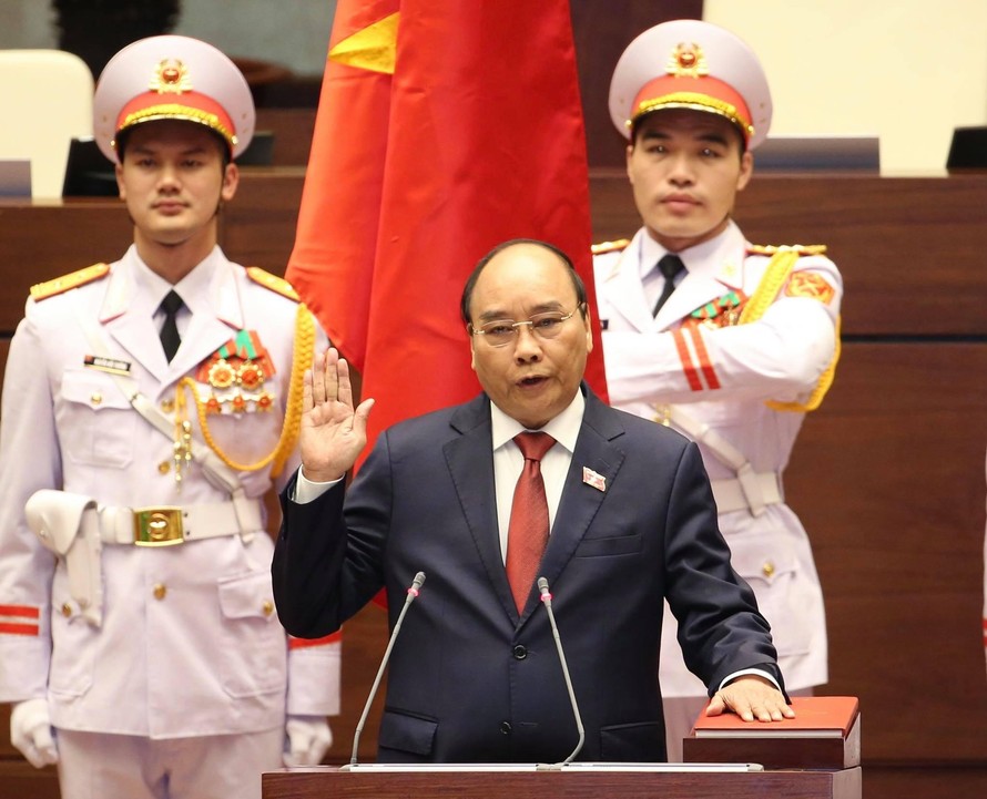 Tân Chủ tịch nước Nguyễn Xuân Phúc thực hiện nghi thức tuyên thệ (ảnh Nhật Minh)