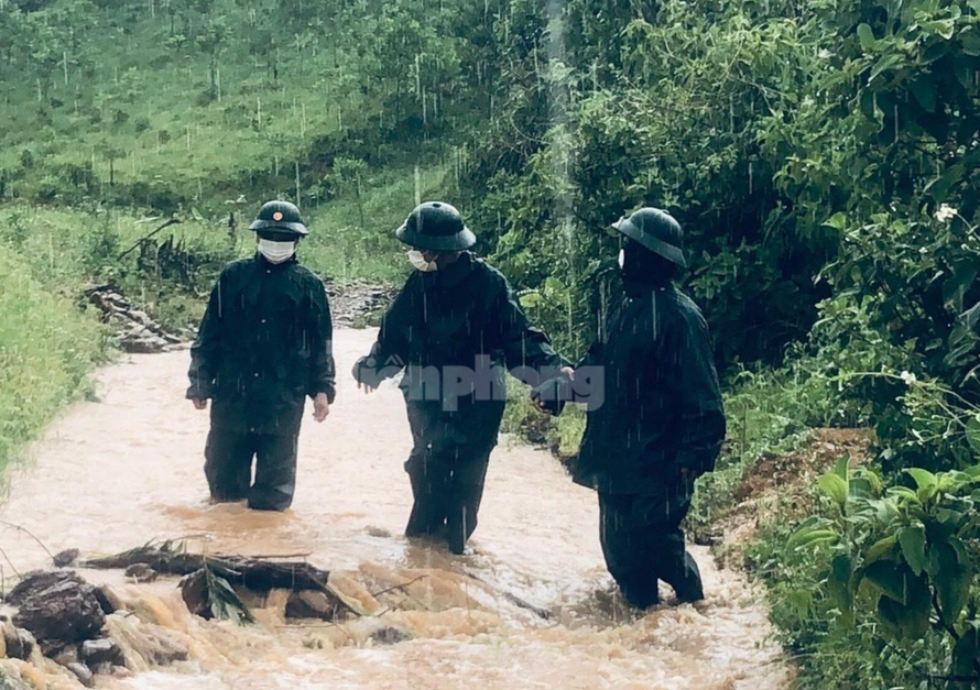 Đội mưa, luồng rừng, băng suối làm nhiệm vụ bảo vệ biên giới, ngăn chặn dịch tại TT-Huế.