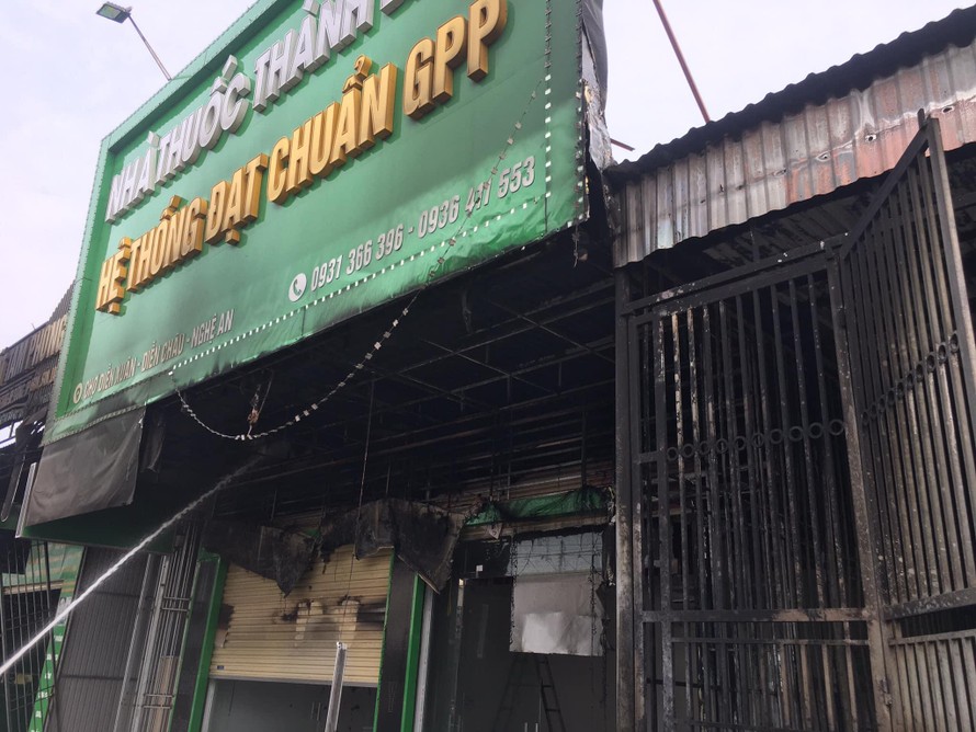 Tia lửa hàn thiêu rụi ki ốt bán thuốc ngay giữa chợ