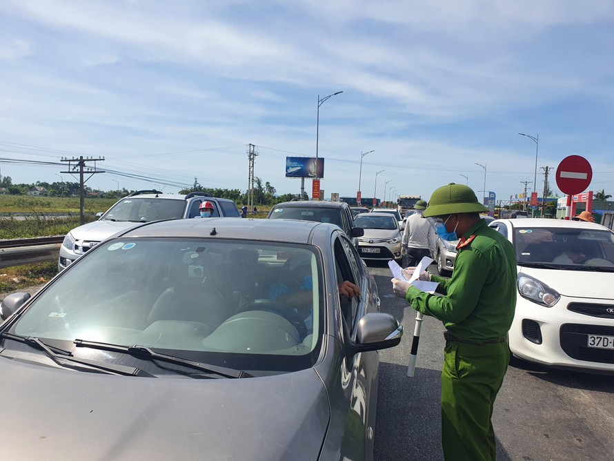 Người đàn ông chạy xe ô tô từ Bình Dương về Nghệ An dương tính với SARS-CoV-2