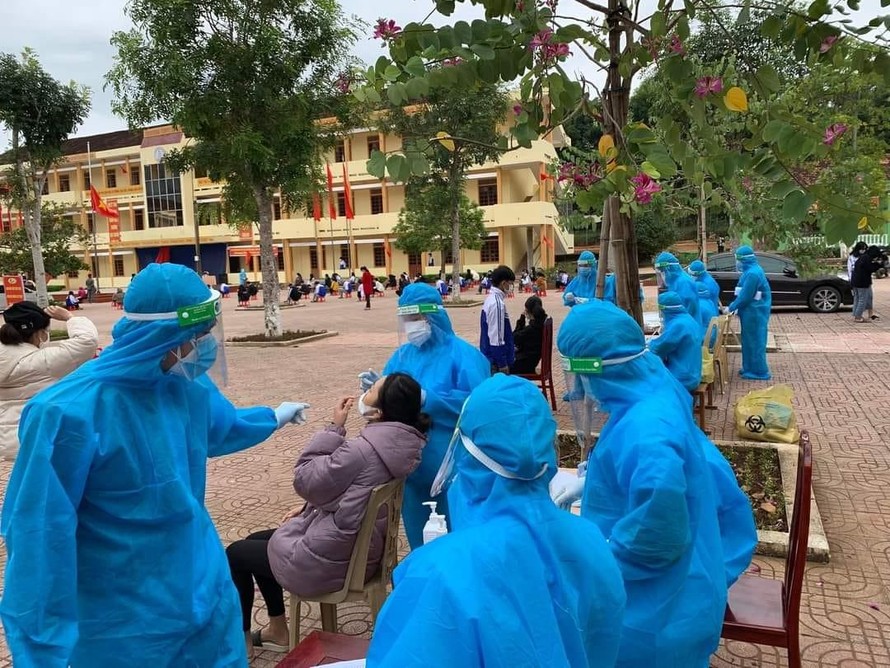Hàng trăm học sinh ở Nghệ An nhiễm COVID-19, nhiều trường chuyển học trực tuyến