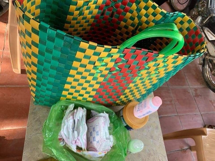 Bé sơ sinh bị bỏ rơi trước nhà dân ở Nghệ An trong đêm