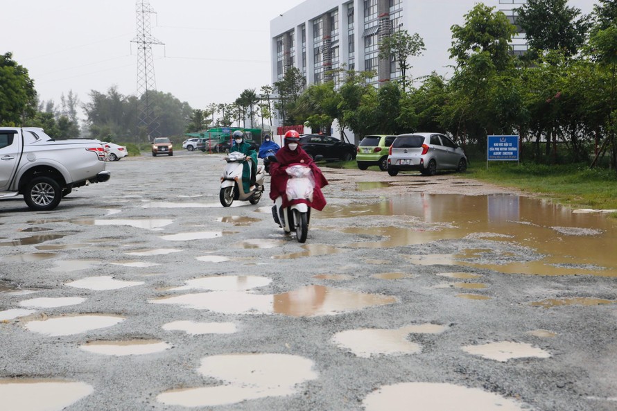Dân thành phố khốn khổ vì đường nát bét, hàng trăm 'ổ trâu' bẫy phương tiện sau mưa