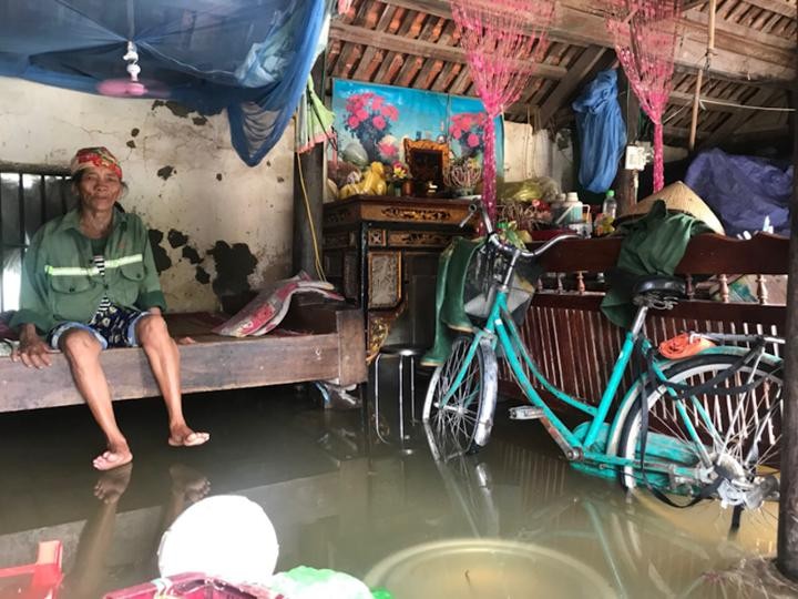 Vỡ kênh mương, hàng trăm hộ dân Nghệ An bị ngập sâu