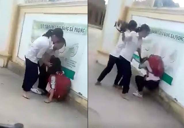 Nữ sinh bị đánh ngay trước cổng trường.