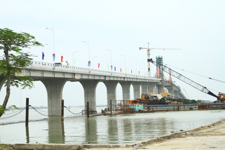 Hợp long cầu Cửa Hội bắc qua sông Lam nối 2 tỉnh Nghệ An, Hà Tĩnh