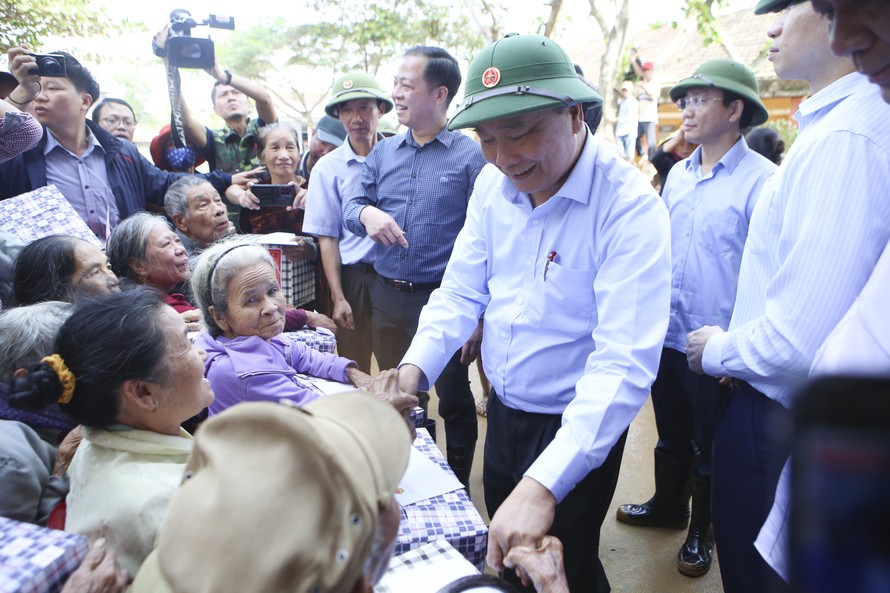 Hình ảnh Thủ tướng Nguyễn Xuân Phúc thăm hỏi, động viên nhân dân rốn lũ Quảng Bình