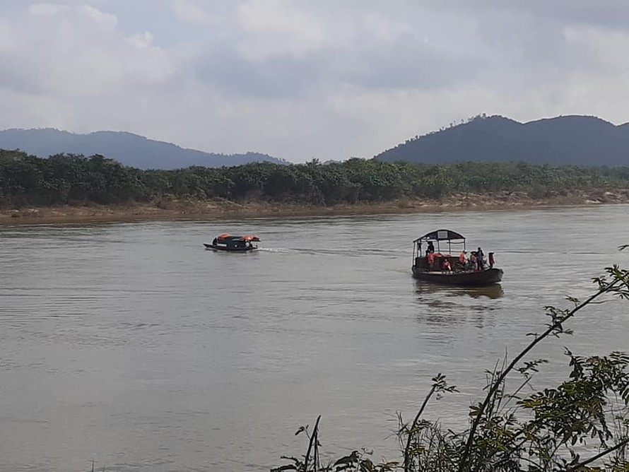 Tìm kiếm người lái thuyền rơi xuống sông Lam mất tích trong đêm