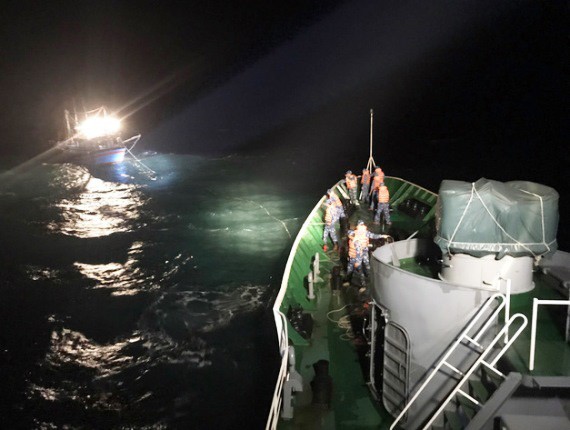 Cứu hơn 20 thuyền viên gặp nạn trên biển Hà Tĩnh và Nghệ An