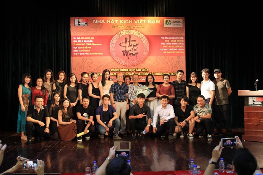 Nghệ sỹ Nhà hát Kịch Việt Nam làm việc với đạo diễn Singapore trong vở mới Hồng Lâu Mộng