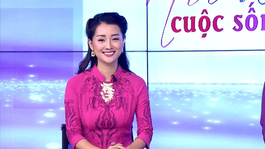 MC Quỳnh Chi trong bộ áo dài trị giá 20 nghìn USD