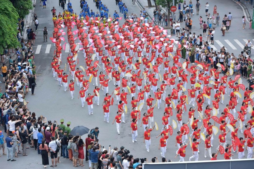 Hàng nghìn nghệ sĩ, nghệ nhân và nhân dân diễu hành quanh Bờ Hồ sang 29/7. Ảnh: Hùng Phạm