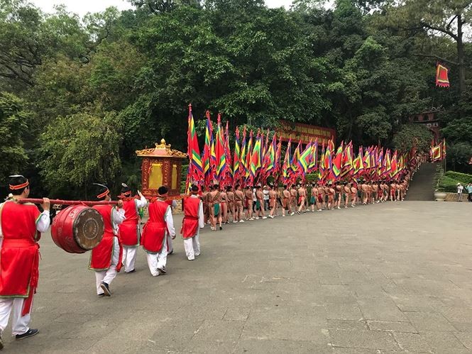 Sẽ bắn pháo hoa tầm thấp trong lễ khai mạc lễ hội đền Hùng tại sân khấu chính Quảng trường Hùng Vương