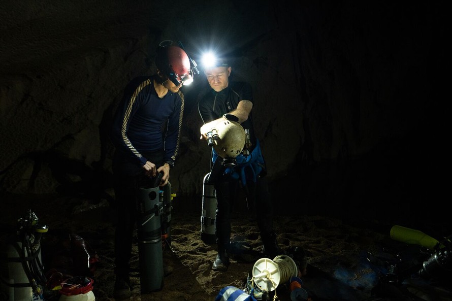 Nhóm chuyên gia Anh lặn xuống sông ngầm hang Sơn Đoòng