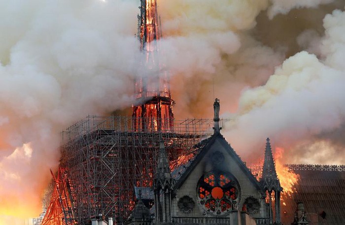 Các nhà điều tra đang tiến hành làm rõ nguyên nhân vụ cháy Nhà thờ Đức Bà Paris