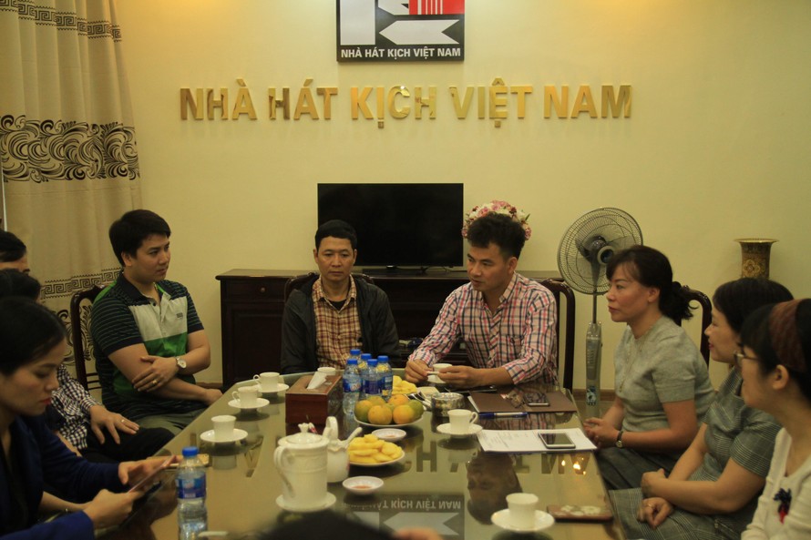 Nhà hát Kịch Việt Nam trao tiền ủng hộ cho gia đình chị Yến. Ảnh: NHK