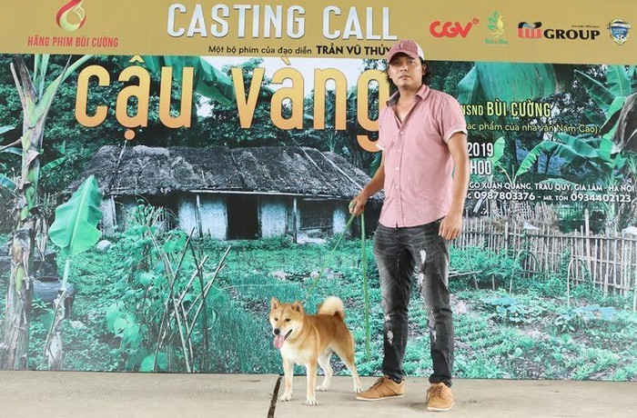 Đạo diễn Trẫn Vũ Thủy và chú chó tên Vàng ở vòng casting