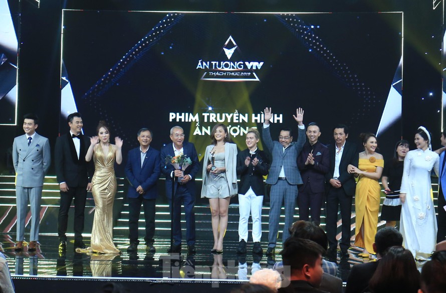 Đoàn làm phim Về nhà đi con nhận giải Phim truyền hình ấn tượng