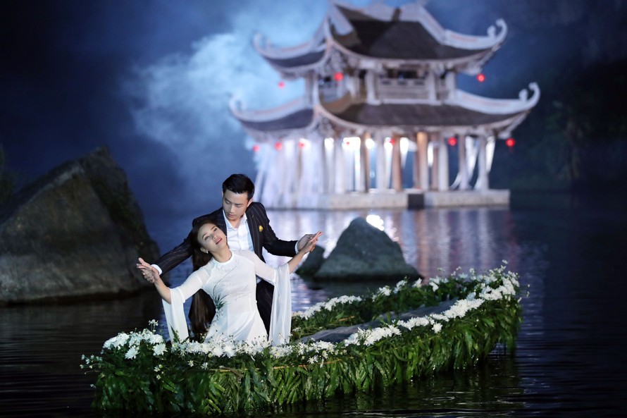 Phạm Phương Thảo và diễn viên Tiến Lộc có nhiều cảnh tình tứ trong "Mong manh em"