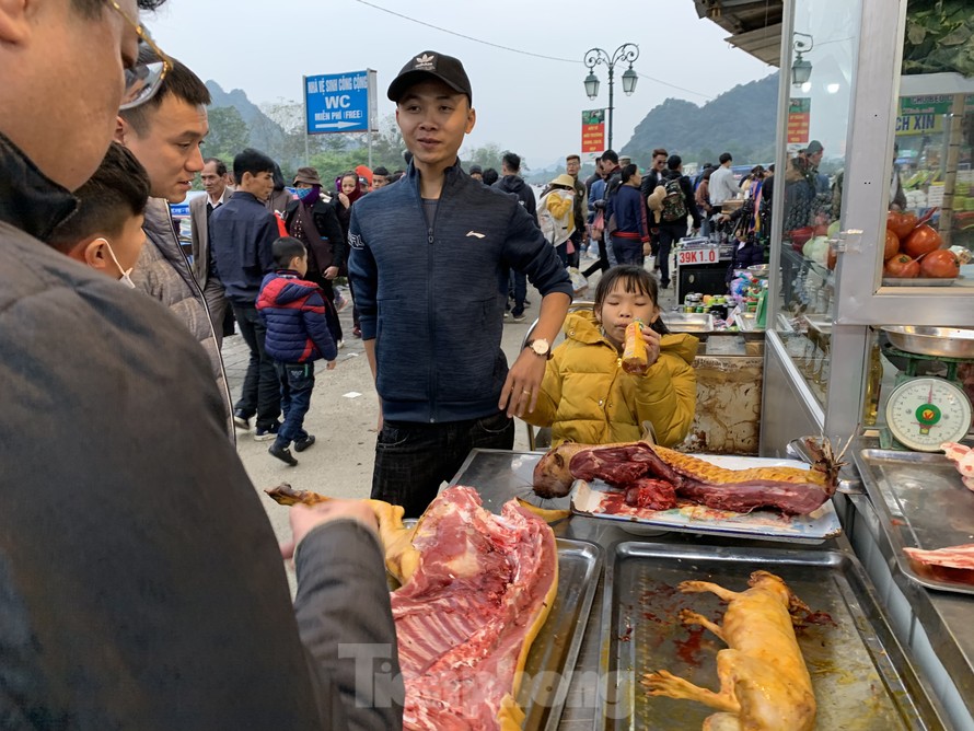 Thịt tươi sống, thịt thú rừng bày bán ở bến đò Thiên Trù