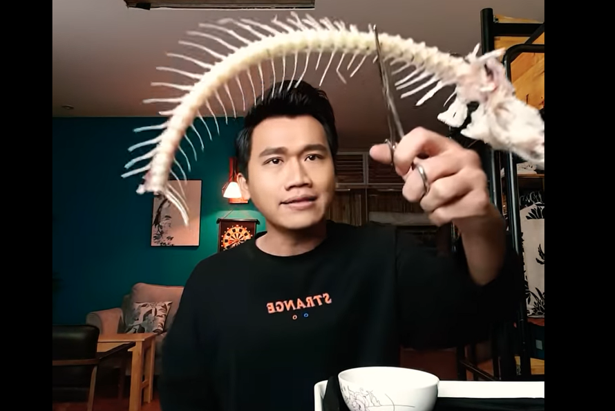 Xuân Nghị diễn cảnh Bách Thú vlog ăn xương cá trong "Nhà trọ Balanha"
