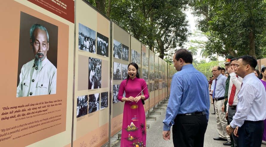 Trưng bày 250 ảnh tư liệu về Chủ tịch Hồ Chí Minh. Ảnh: Nguyên Khánh