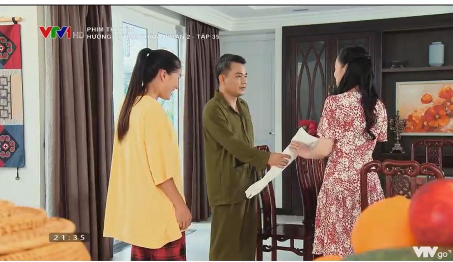 Chủ tịch Khang tặng hoa vợ