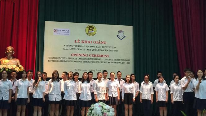 Học sinh theo học chương trình song bằng tại trường THPT Chu Văn An. 