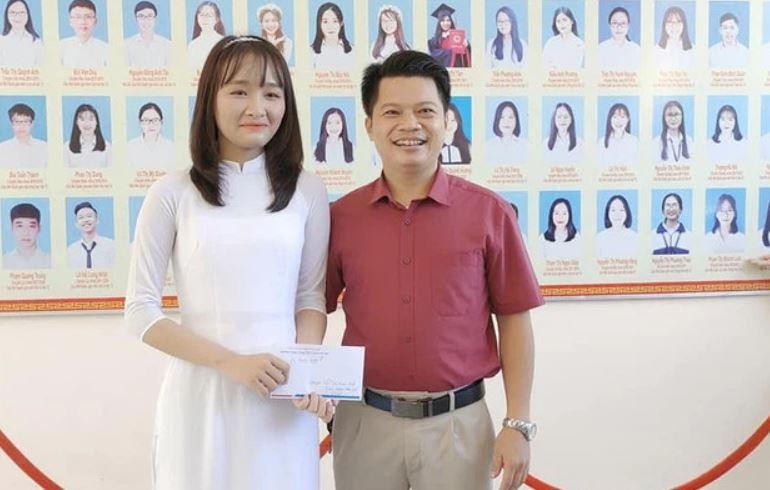 Phó hiệu trưởng Trường THPT Chuyên Hà Tĩnh thầy Phan Khắc Nghệ thưởng nóng 10 triệu đồng cho thủ khoa Khối B.