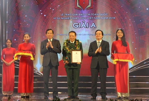 Ban tổ chức trao giải Nhất 'Vì sự nghiệp giáo dục Việt Nam' năm 2018