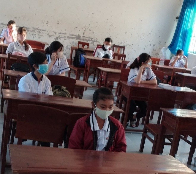 Học sinh ngồi cách nhau 2m (ảnh Sở GD&ĐT Cà Mau)