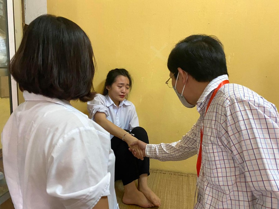 Ông Mai Văn Trinh động viên thí sinh bị đau bụng ở điểm thi THPT Ngô Sĩ Liên. 