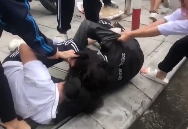 Học sinh Trường THPT Huỳnh Thúc Kháng (Thanh Xuân, Hà Nội) đánh nhau ngay trước cổng trường.
