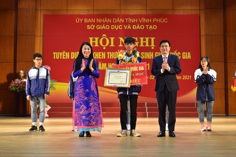Lãnh đạo tỉnh Vĩnh Phúc trao thưởng cho học sinh đoạt thành tích cao tại kỳ thi học sinh giỏi quốc gia. 