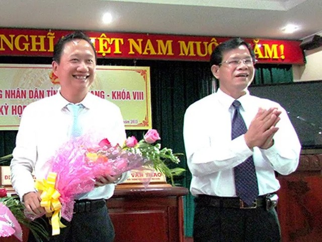 Ông Trịnh Xuân Thanh (trái) trong ngày nhậm chức Phó Chủ tịch tỉnh Hậu Giang. (ảnh: Cổng TTĐT tỉnh Hậu Giang). 