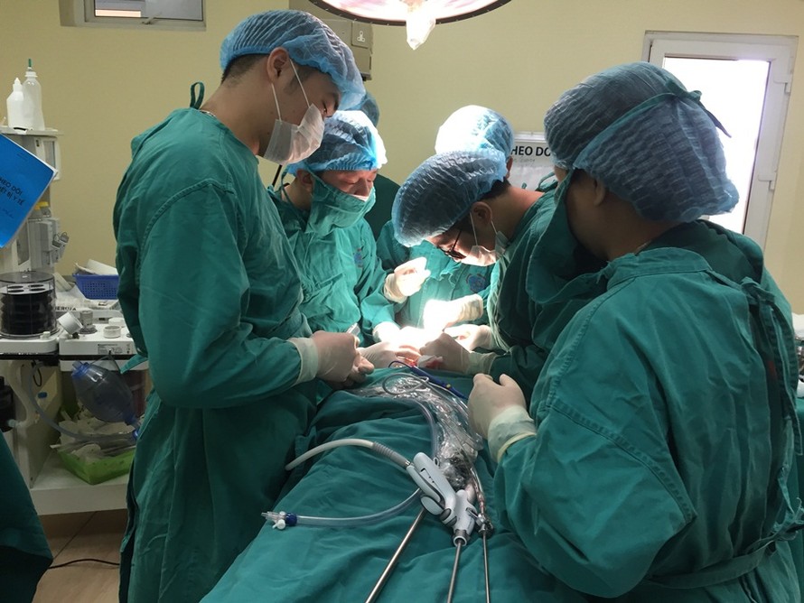 Lần đầu tiên phẫu thuật u tuyến giáp qua đường miệng